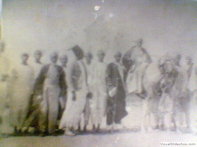 صوره تاريخيه ويظهر فيها السيد المكى على ظهر الجواد ومعه ابنائه